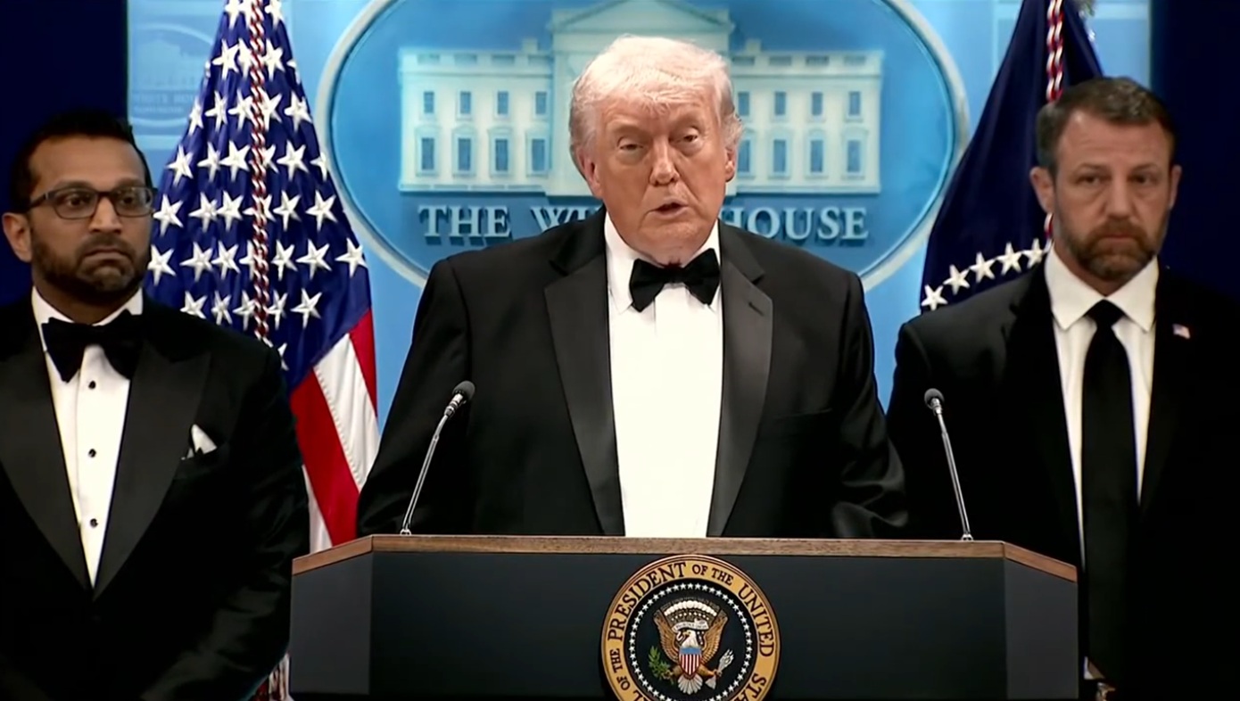 «Οι πυροβολισμοί δεν θα με αποτρέψουν να κερδίσω τον πόλεμο στο Ιράν» λέει ο Τραμπ, μετά το περιστατικό στην Ουάσινγκτον