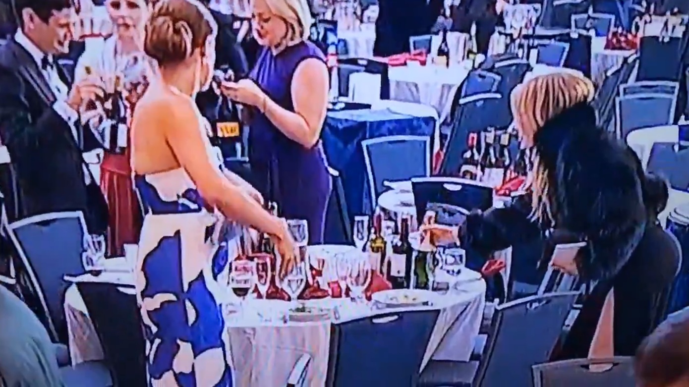 Μετά τον πανικό, selfies και δωρέαν σαμπάνιες: Αντιδράσεις από βίντεο με καλεσμένους στη δεξίωση να «απαλλοτριώνουν» μπουκάλια