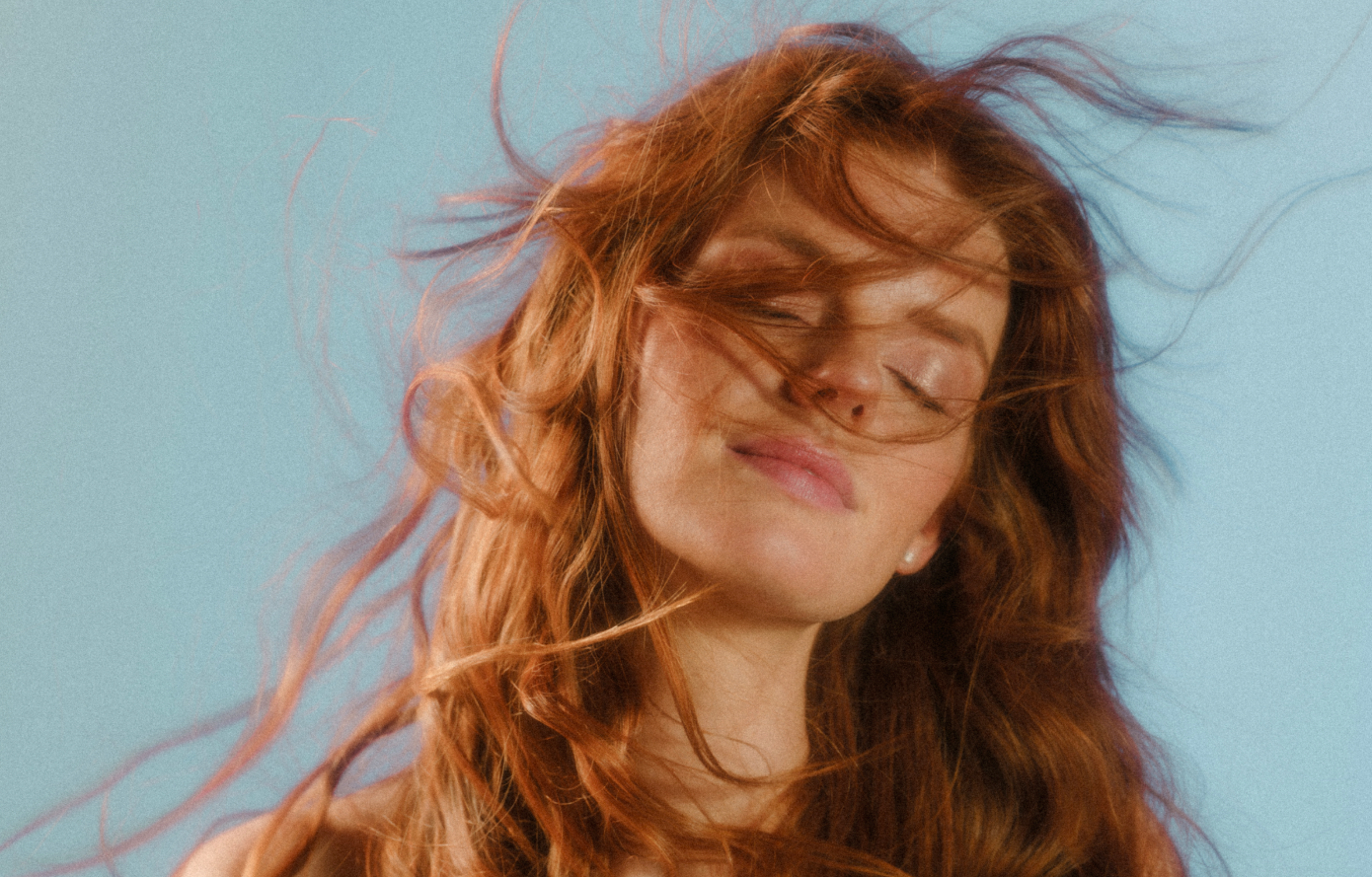 Το απόλυτο summer glow: Step by step το απόλυτο makeup look για τις καλοκαιρινές βραδιές