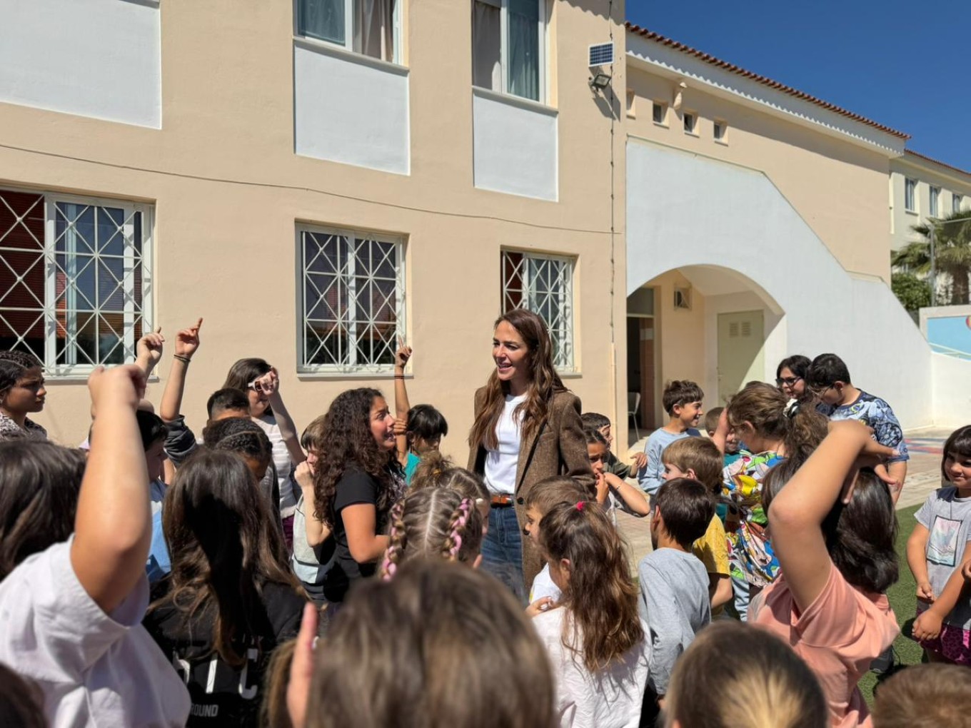 Μιχαηλίδου στην Αίγινα: Για πρώτη φορά ζεστά σχολικά γεύματα σε όλα τα δημοτικά σχολεία του νησιού