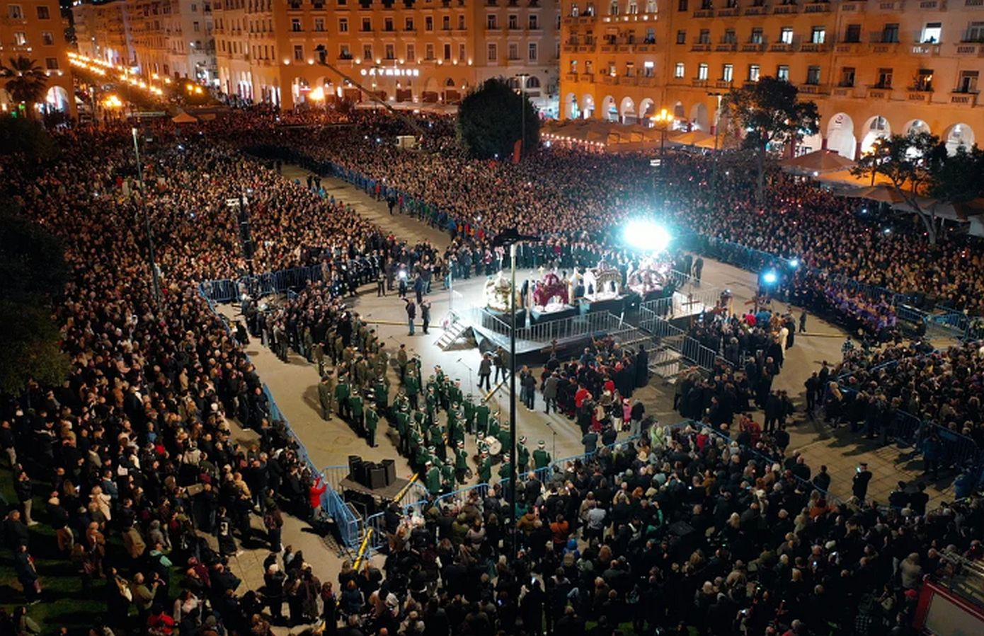 Θεσσαλονίκη: Αντάμωσαν και φέτος πέντε Επιτάφιοι στην πλατεία Αριστοτέλους