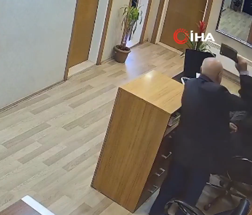 Σοκ σε δημαρχείο στην Τουρκία: Ηλικιωμένος χτυπά με μπαλτά υπαλλήλους