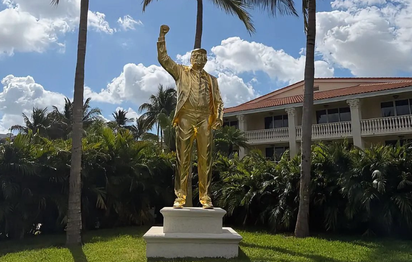 Νέο άγαλμα του Ντόναλντ Τραμπ τοποθετήθηκε σε γήπεδο γκολφ στο Μαϊάμι