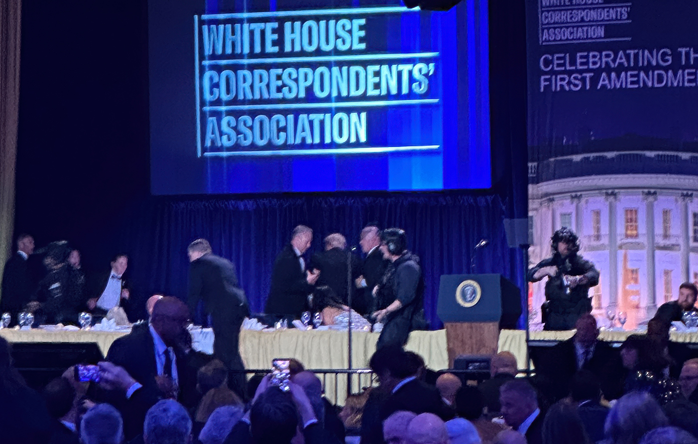 Η οργή για την «εκτυφλωτική σαν μέλλουσα χήρα» Μελάνια, η «αισχρή» δημοσιογράφος και η απαίτηση για απόλυση: Ο Τραμπ ξανά στην αντεπίθεση