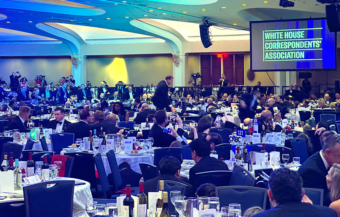«Πυροβολισμοί!»: Το πανδαιμόνιο που επικράτησε στο δείπνο των ανταποκριτών του Λευκού Οίκου &#8211; Όσα συνέβησαν στην αίθουσα του Hilton