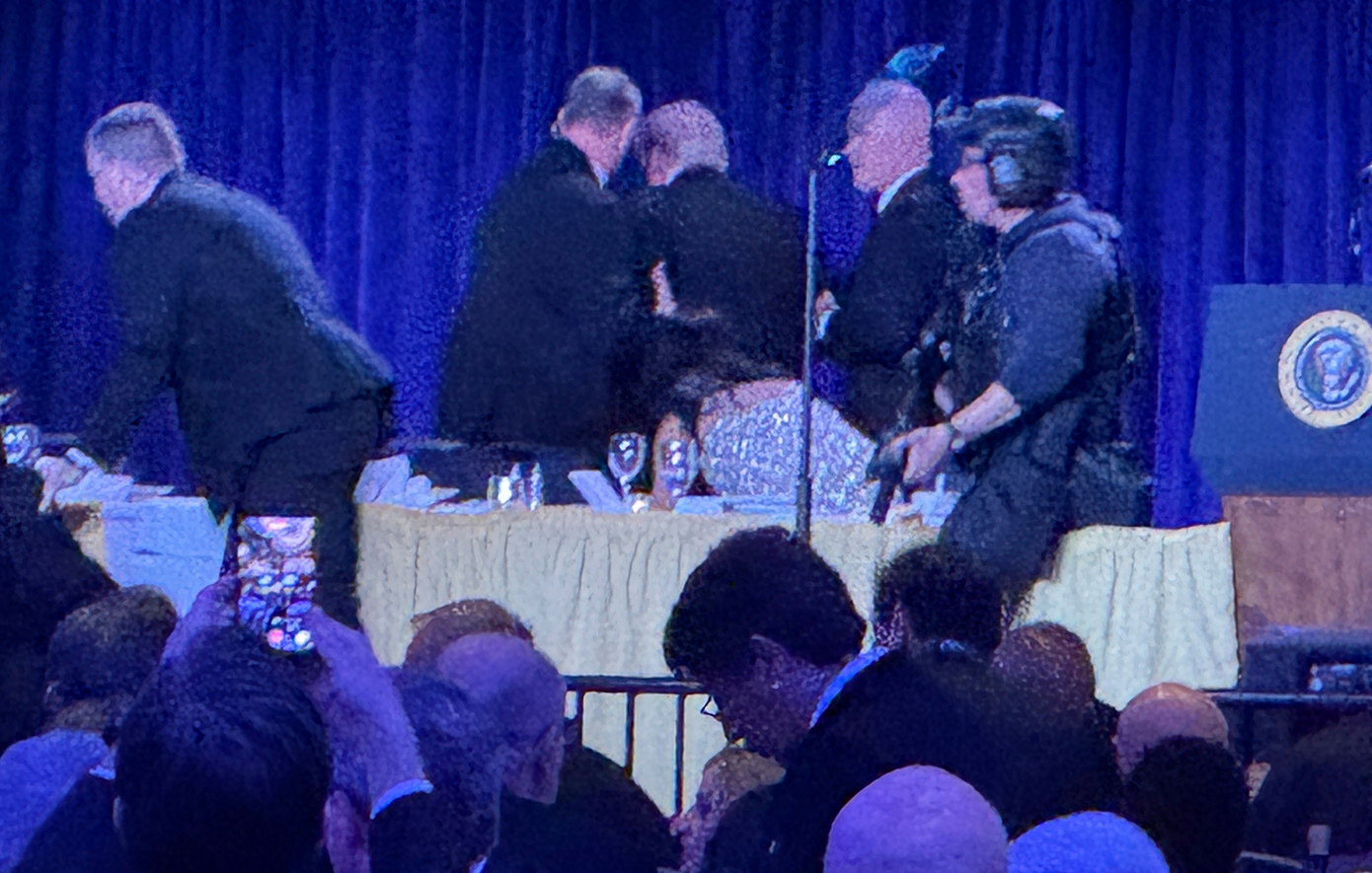 «Πυροβολισμοί!»: Το πανδαιμόνιο που επικράτησε στο δείπνο των ανταποκριτών του Λευκού Οίκου &#8211; Όσα συνέβησαν στην αίθουσα του Hilton