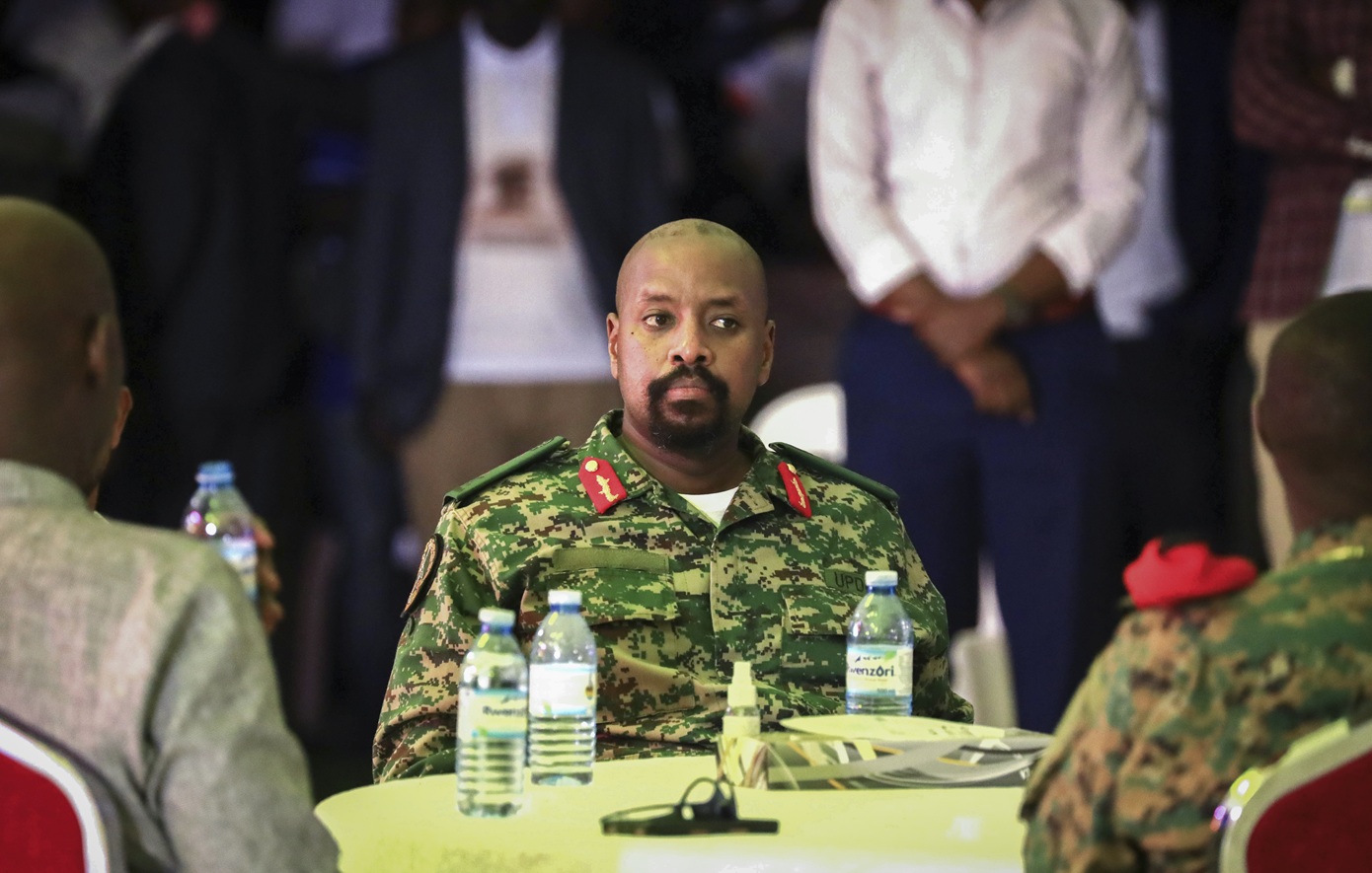 Ο αρχηγός στρατού της Ουγκάντας «ανακάλυψε» ότι είναι 14% Έλληνας και δηλώνει συγγενής του Μεγάλου Αλεξάνδρου