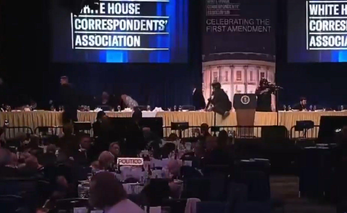 Πανικός στην Ουάσινγκτον: Απομακρύνθηκε εν μέσω πυροβολισμών ο Τραμπ στο δείπνο των ανταποκριτών του Λευκού Οίκου