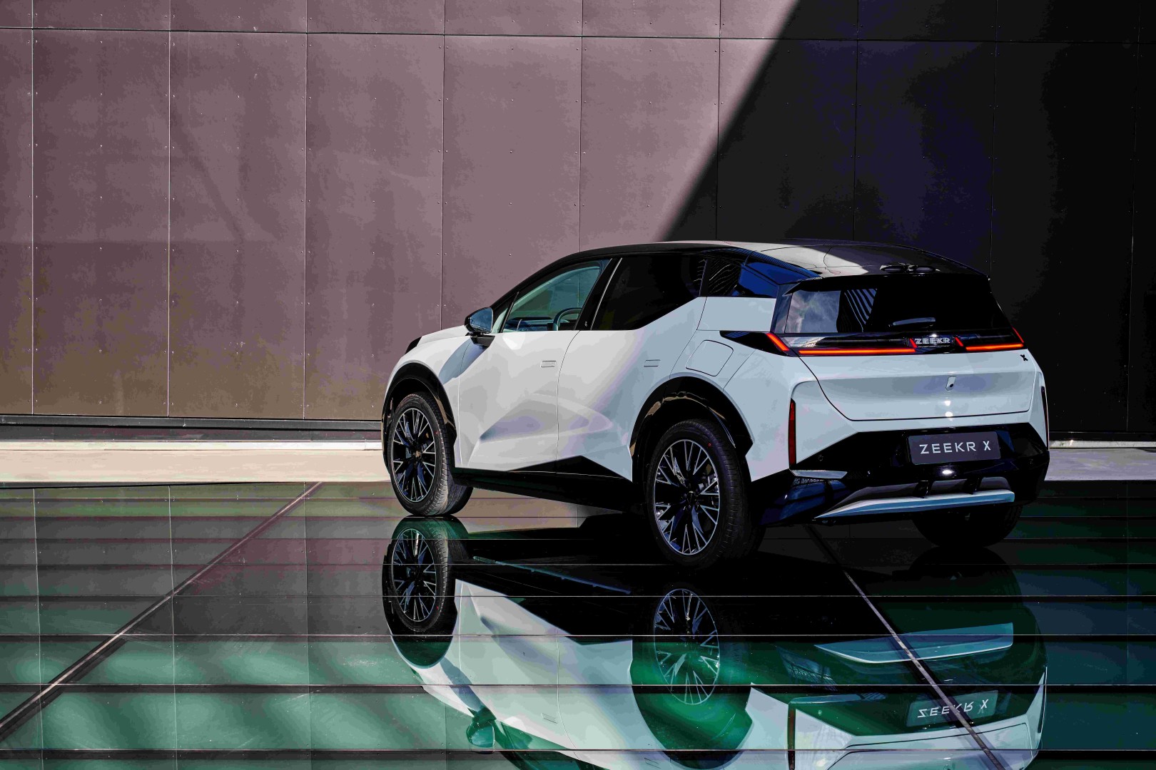 Πρωταπριλιά με… αληθινό όφελος 5.000 ευρώ από τη Zeekr