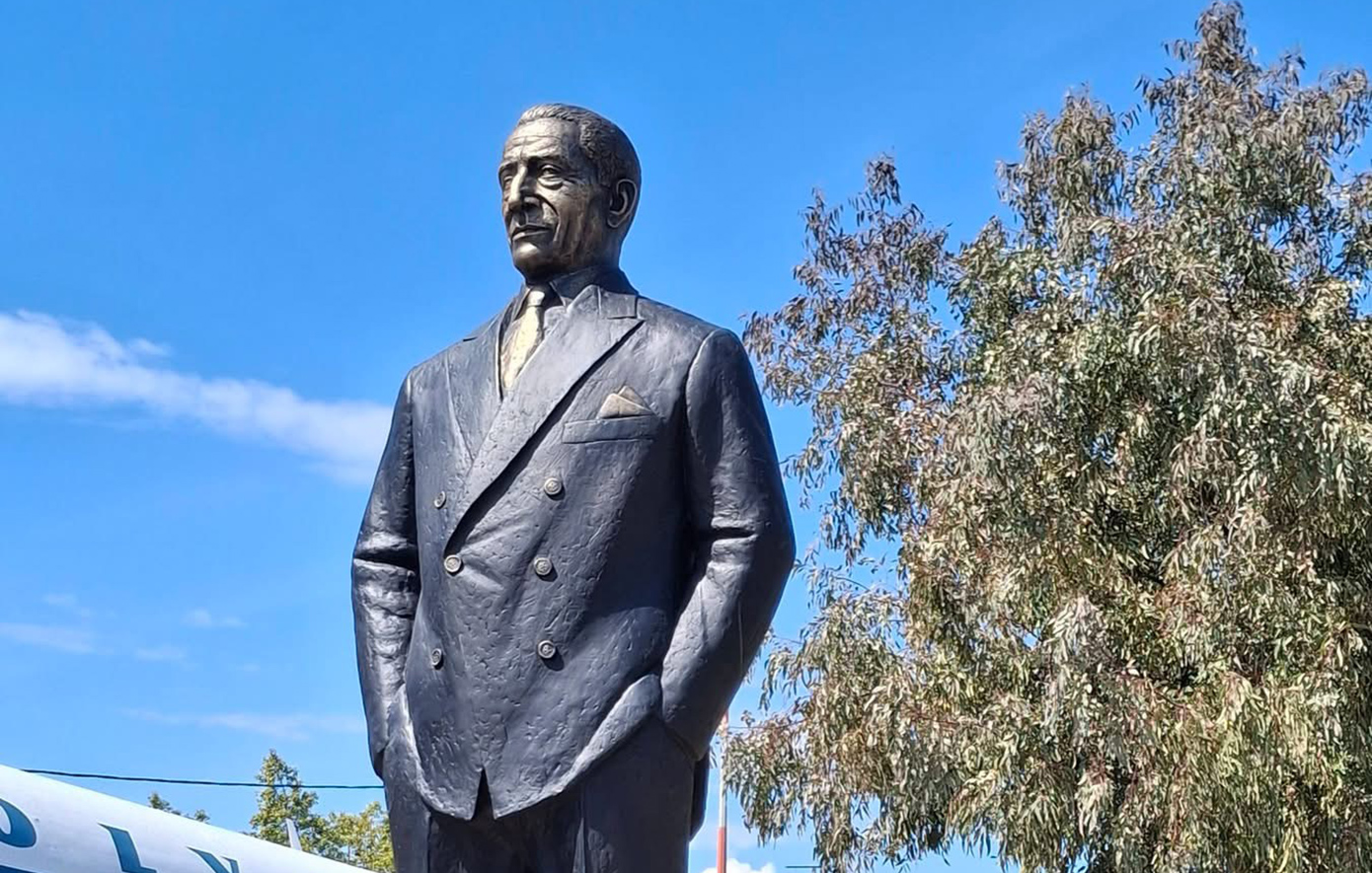 Ο δημιουργός του ανδριάντα του Αριστοτέλη Ωνάση, εικαστικός Θεόδωρος Παπαγιάννης, αποκάλυψε το γλυπτό