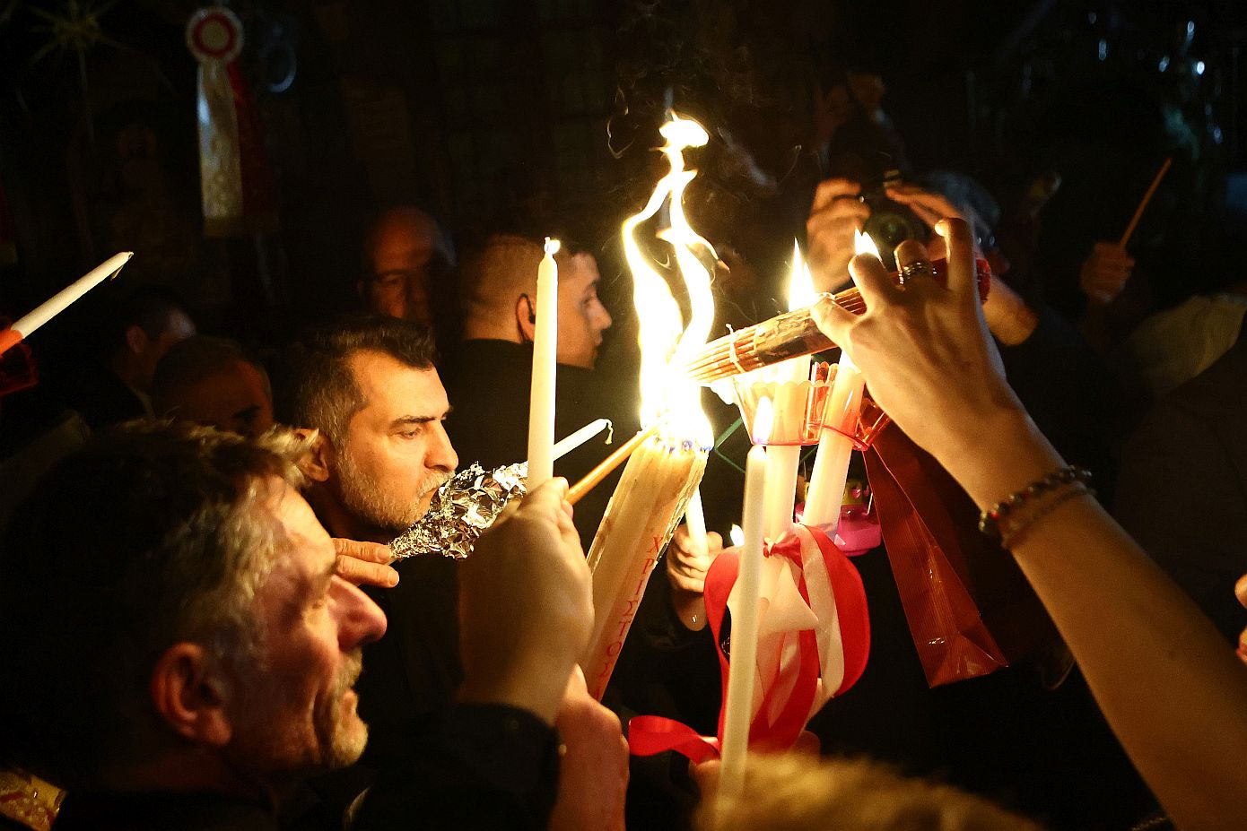 Το Άγιο Φως ταξιδεύει από το Μετόχι του Παναγίου Τάφου στην Πλάκα σε όλη τη χώρα &#8211; Με τιμές αρχηγού κράτους η υποδοχή στο «Ελ. Βενιζέλος»