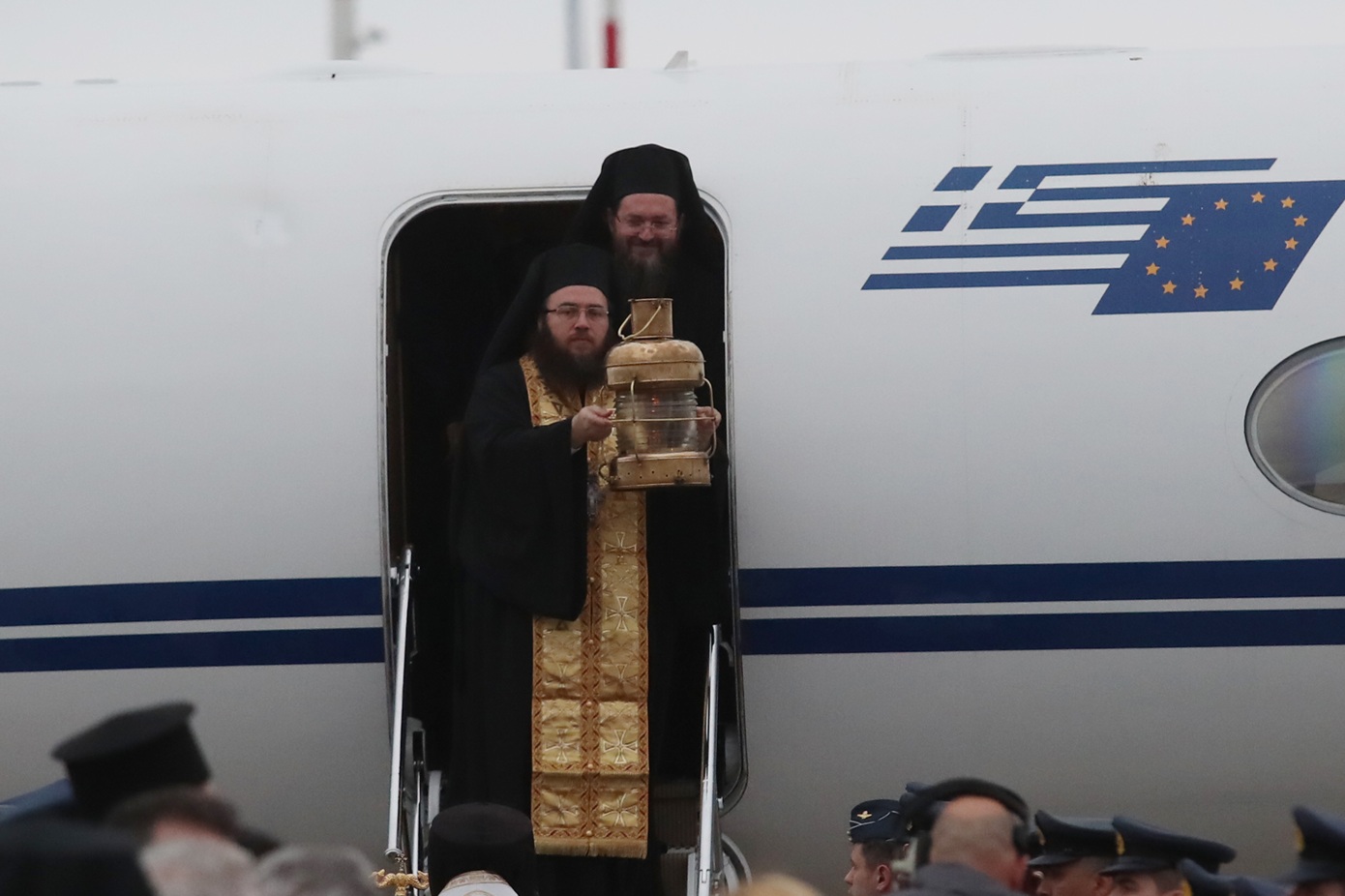 Έφτασε στην Αθήνα το Άγιο Φως &#8211; Με τιμές αρχηγού κράτους η υποδοχή στο «Ελ. Βενιζέλος»