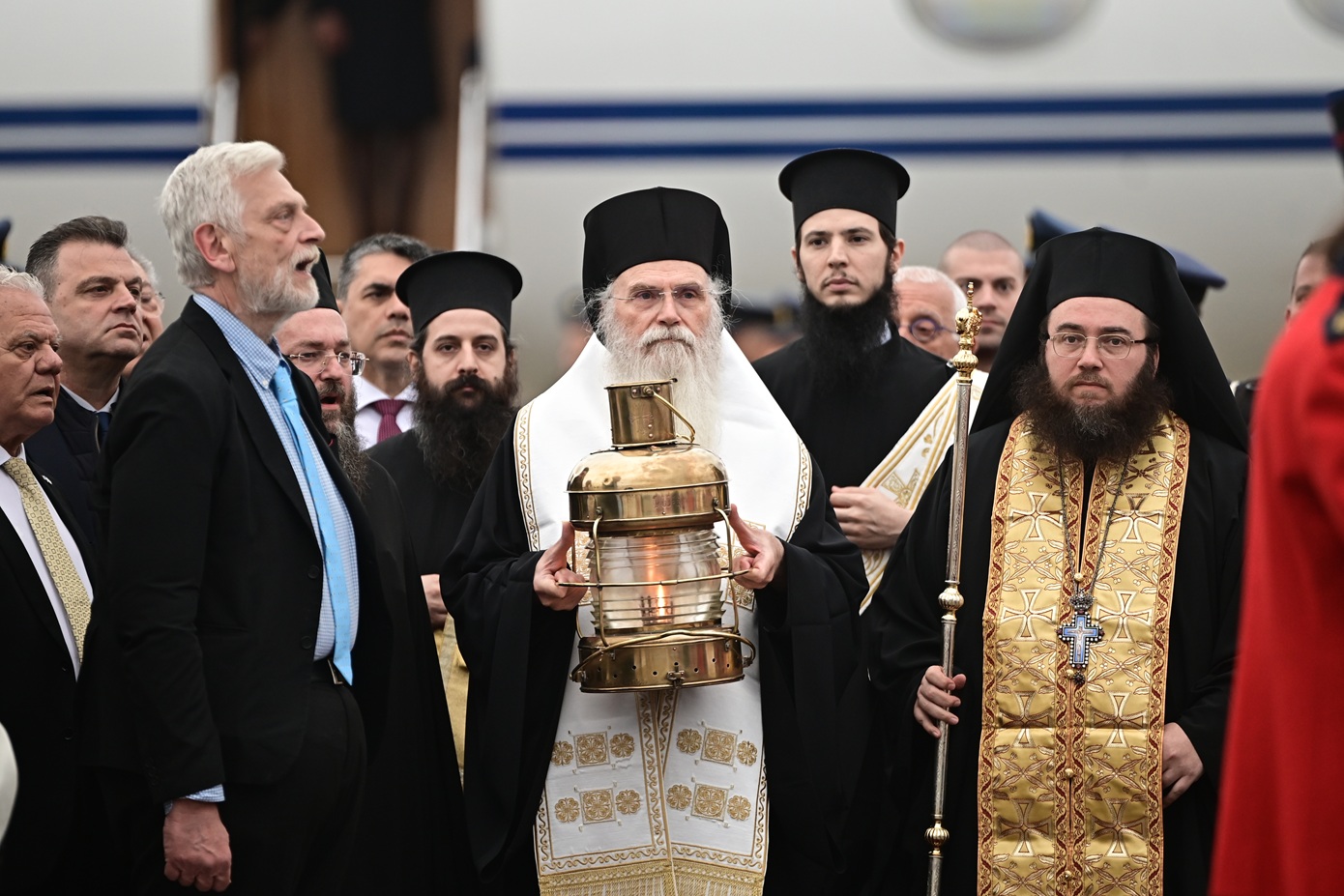 Έφτασε στην Αθήνα το Άγιο Φως &#8211; Με τιμές αρχηγού κράτους η υποδοχή στο «Ελ. Βενιζέλος»