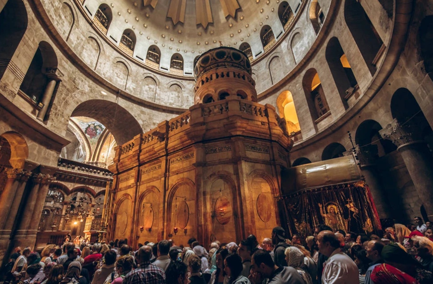 Δάκρυα χαράς στους Άγιους Τόπους, που άνοιξαν και πάλι για τους πιστούς