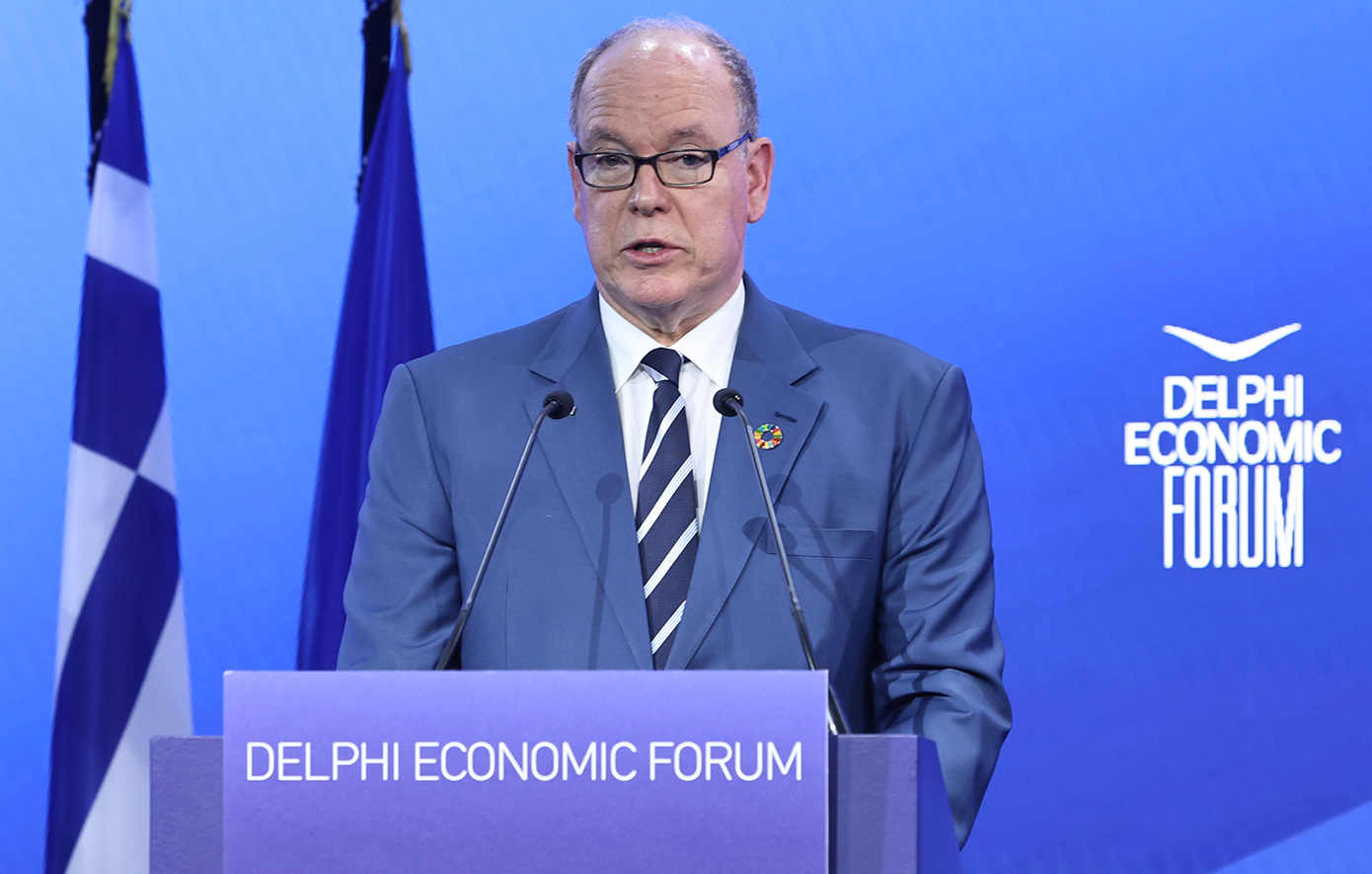 Πρίγκιπας Αλβέρτος: Με δύο καρφίτσες στο πέτο, τη σημαία του Μονακό και της Ελλάδας, στο Φόρουμ των Δελφών