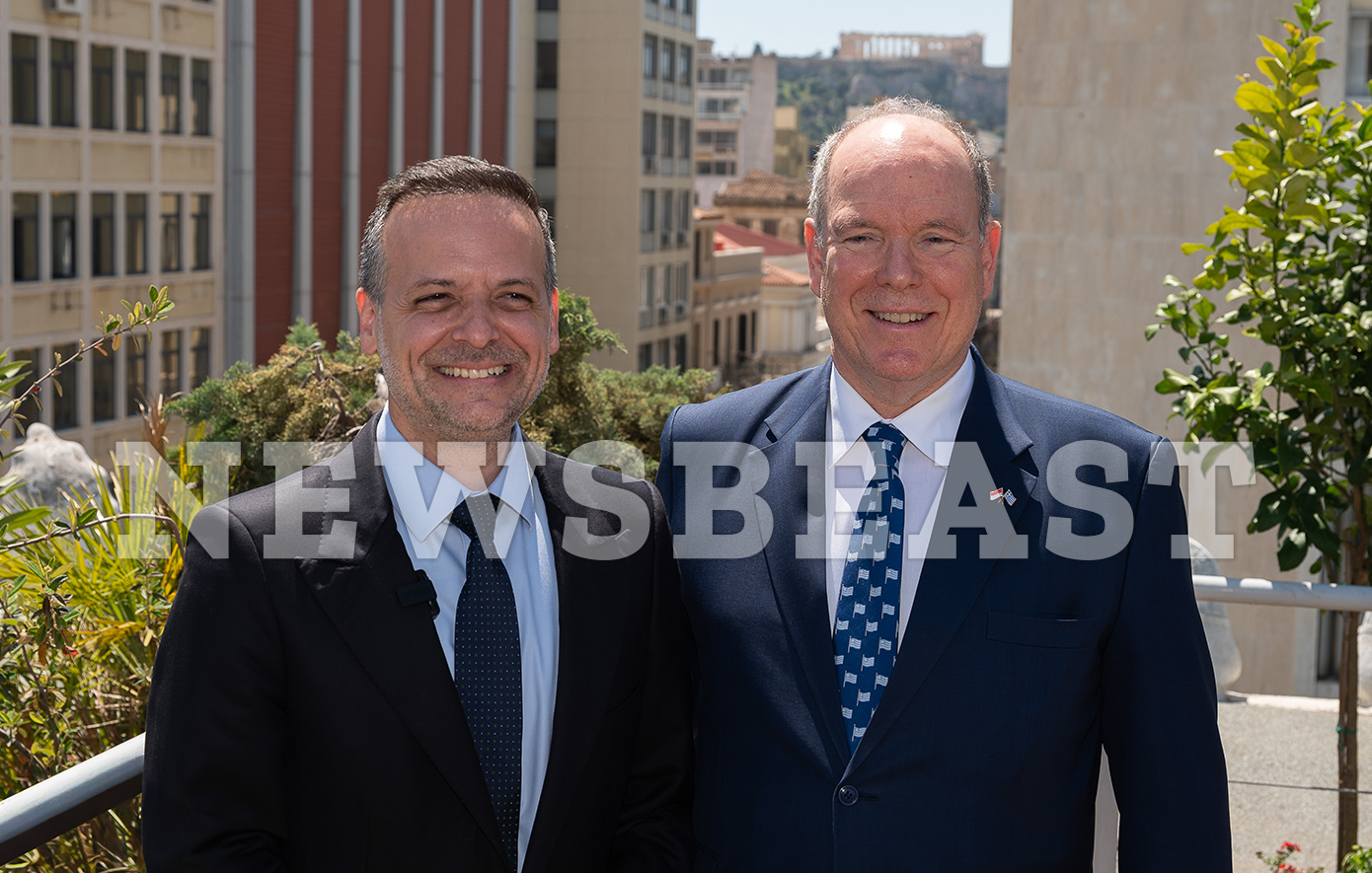 Τιμητικό μετάλλιο και τσίπουρο στον πρίγκιπα Αλβέρτο από τον Χάρη Δούκα – Αποκλειστικές φωτογραφίες από την κρυφή ξενάγηση