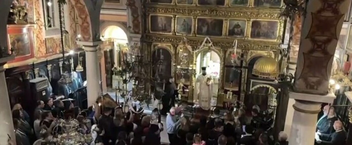 Με εκκωφαντικό θόρυβο και πολυελαίους να σείονται οι Πρώτες Αναστάσεις &#8211; To απόγευμα φτάνει στο Ελευθέριος Βενιζέλος το Άγιο Φως