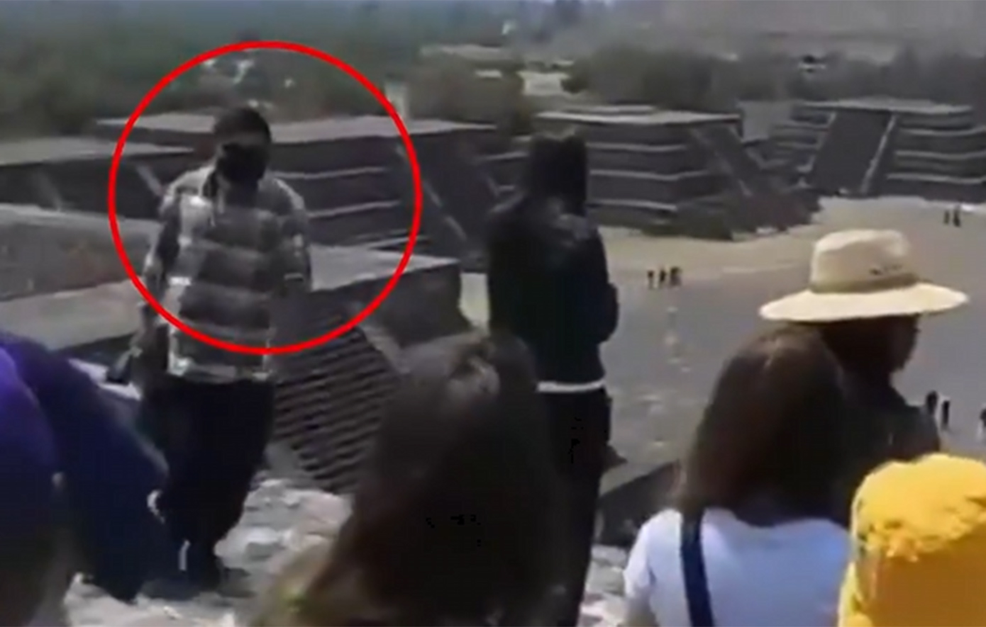 Καρέ-καρέ η στιγμή που ο δράστης στις πυραμίδες Τεοτιουακάν κινείται ανενόχλητος ανάμεσα στους τουρίστες λίγο πριν ανοίξει πυρ