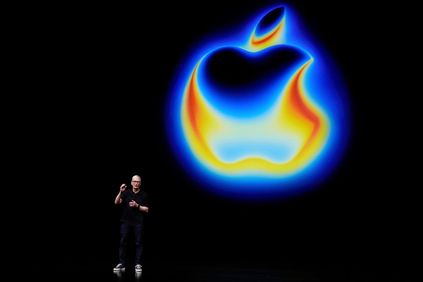 Τέλος εποχής στην Apple: Ο Τιμ Κουκ παραδίδει τη σκυτάλη της ηγεσίας – Ποιος αναλαμβάνει τα ηνία