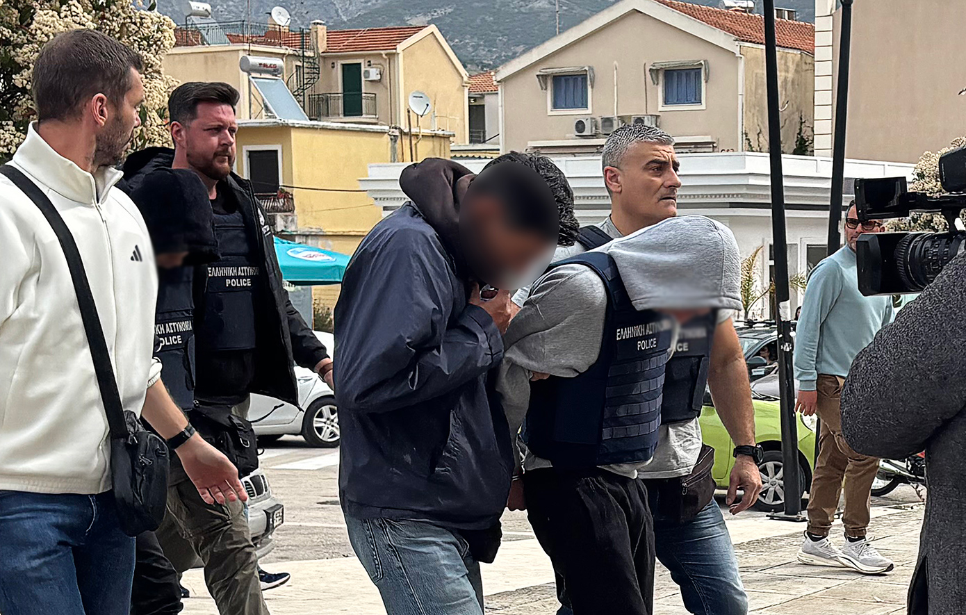 Με σκυμμένα κεφάλια στα δικαστήρια οι τρεις συλληφθέντες για τον θάνατο της 19χρονης Μυρτώς &#8211; Βίντεο και φωτογραφίες