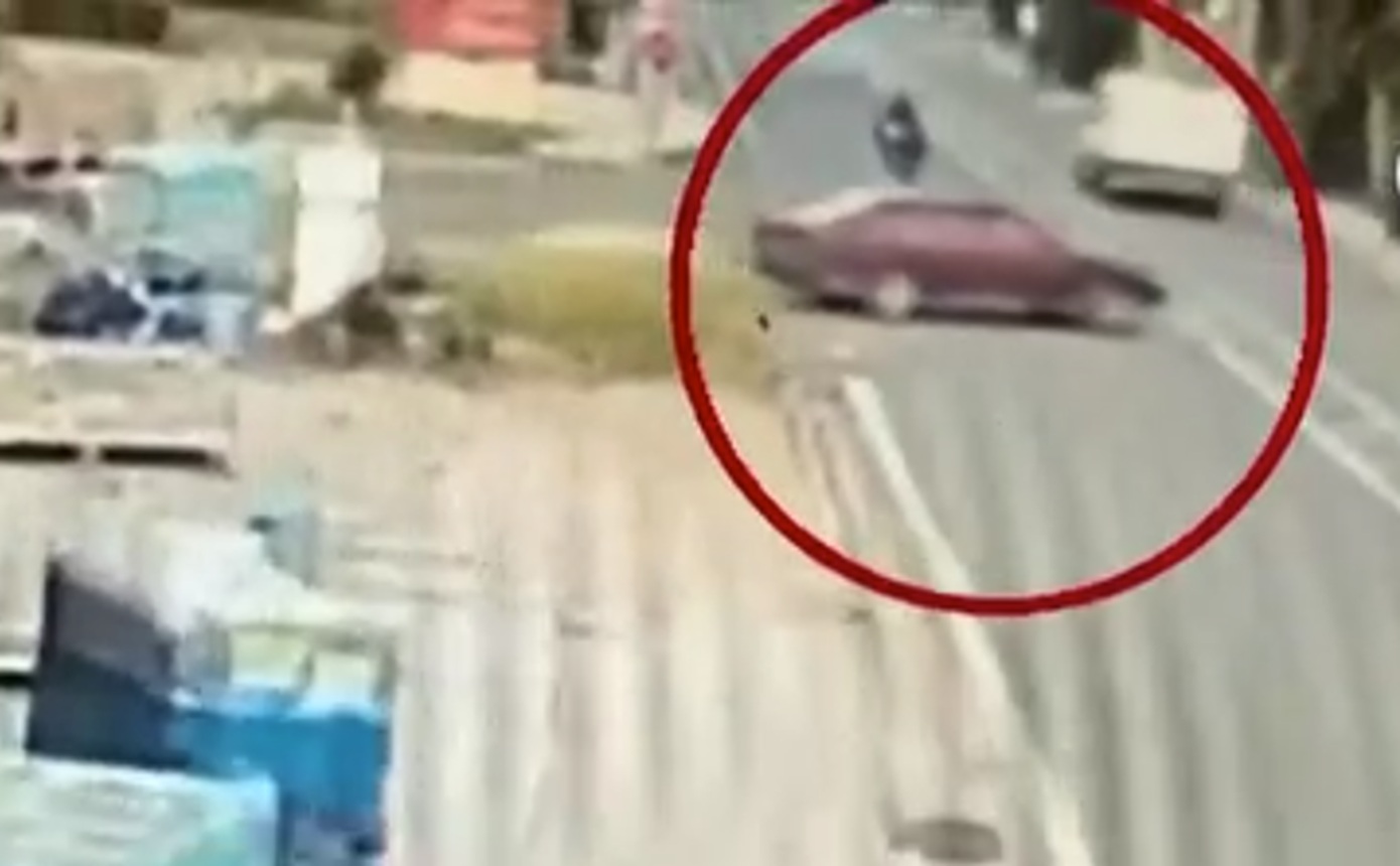 Σοκαριστικό τροχαίο στην Αρτέμιδα: Μοτοσικλετιστής «καρφώνεται» σε αυτοκίνητο και εκσφενδονίζεται στην άσφαλτο &#8211; Δείτε βίντεο