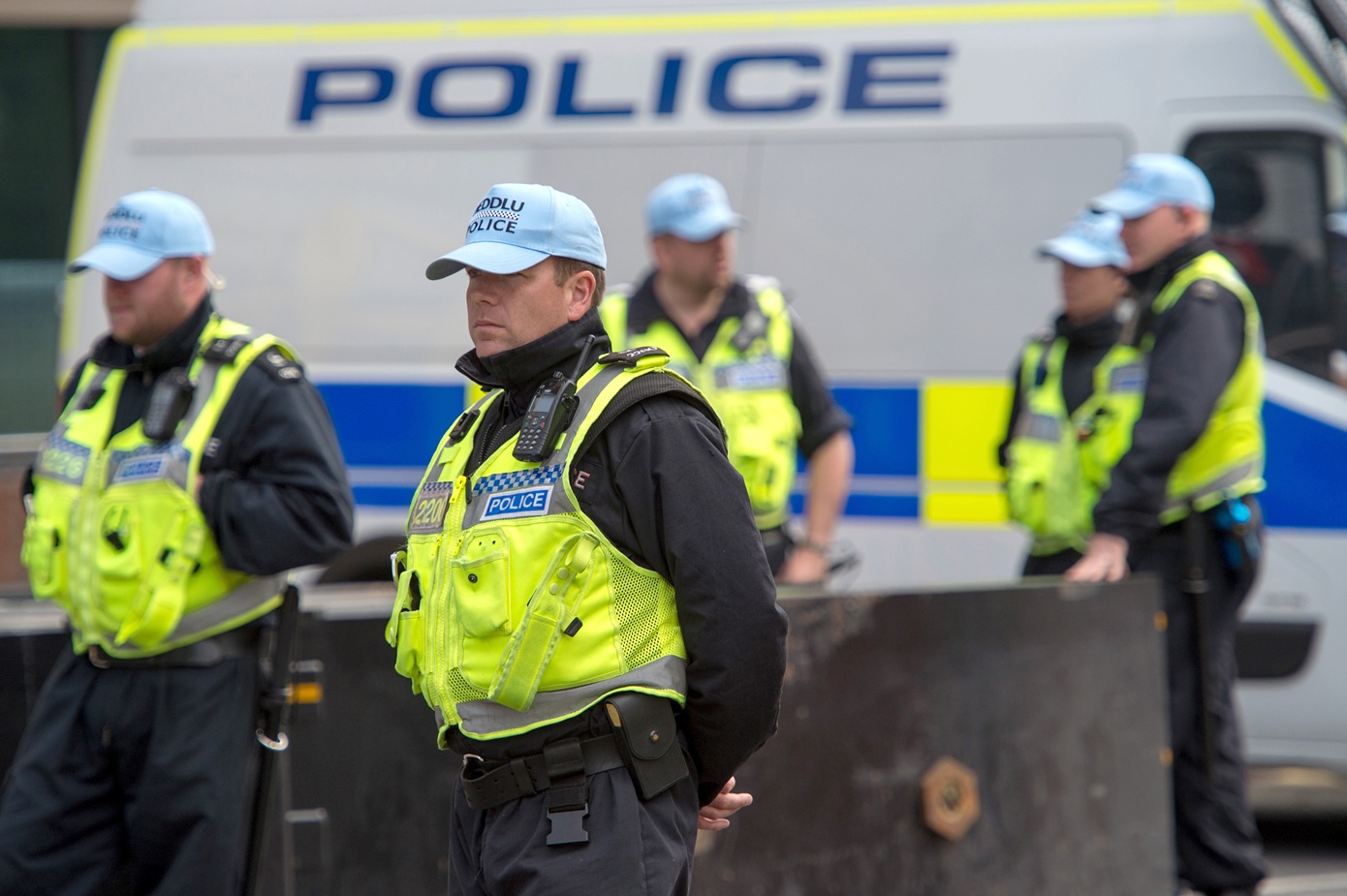 Συμμορία ανδρών «εκμεταλλεύτηκε, διακίνησε και βίασε ανήλικα κορίτσια» στη Βρετανία