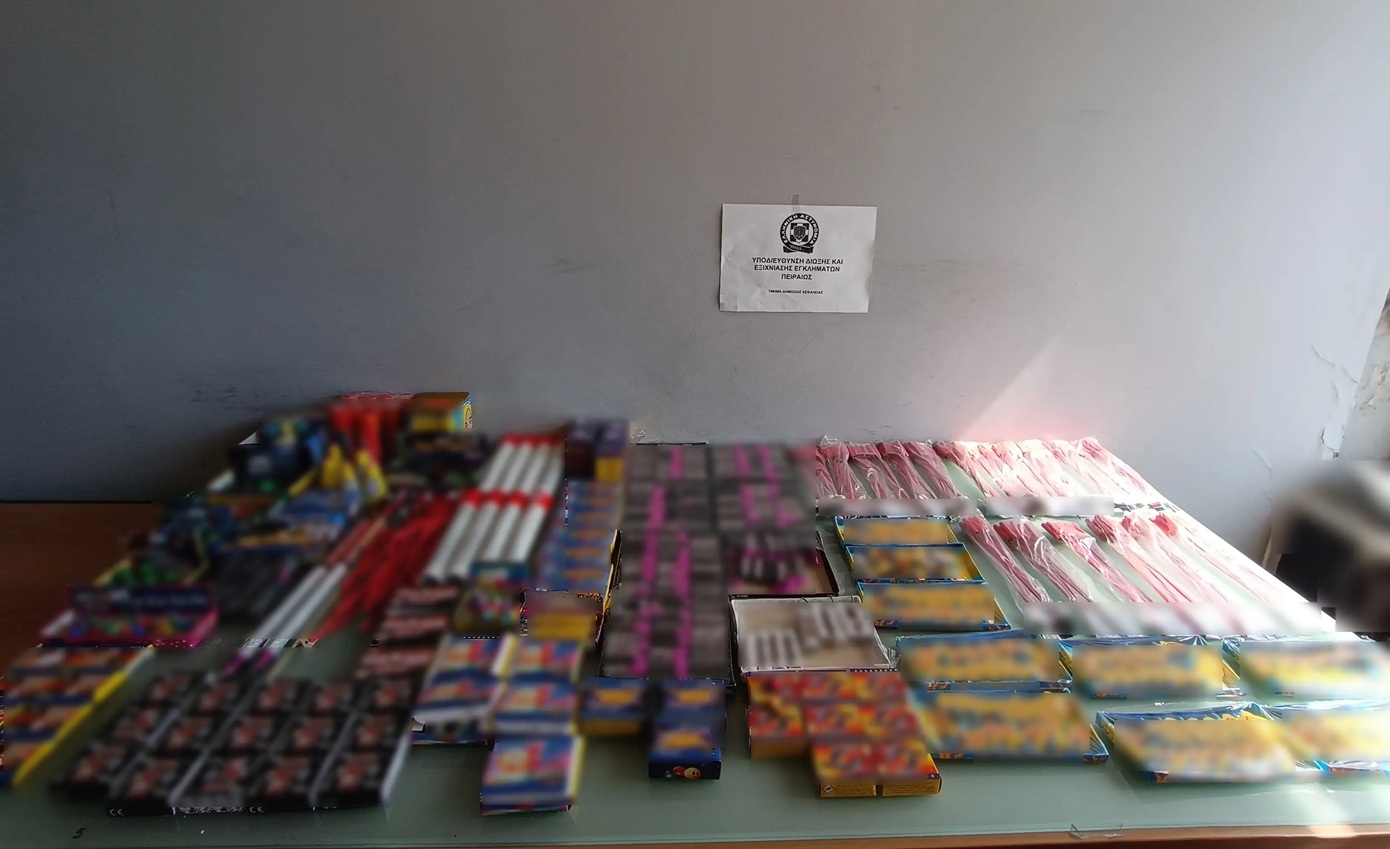 Πάνω από 500 πυροτεχνήματα και 300 κροτίδες κατασχέθηκαν στο Κερατσίνι &#8211; Συνελήφθη 46χρονος καταστηματάρχης