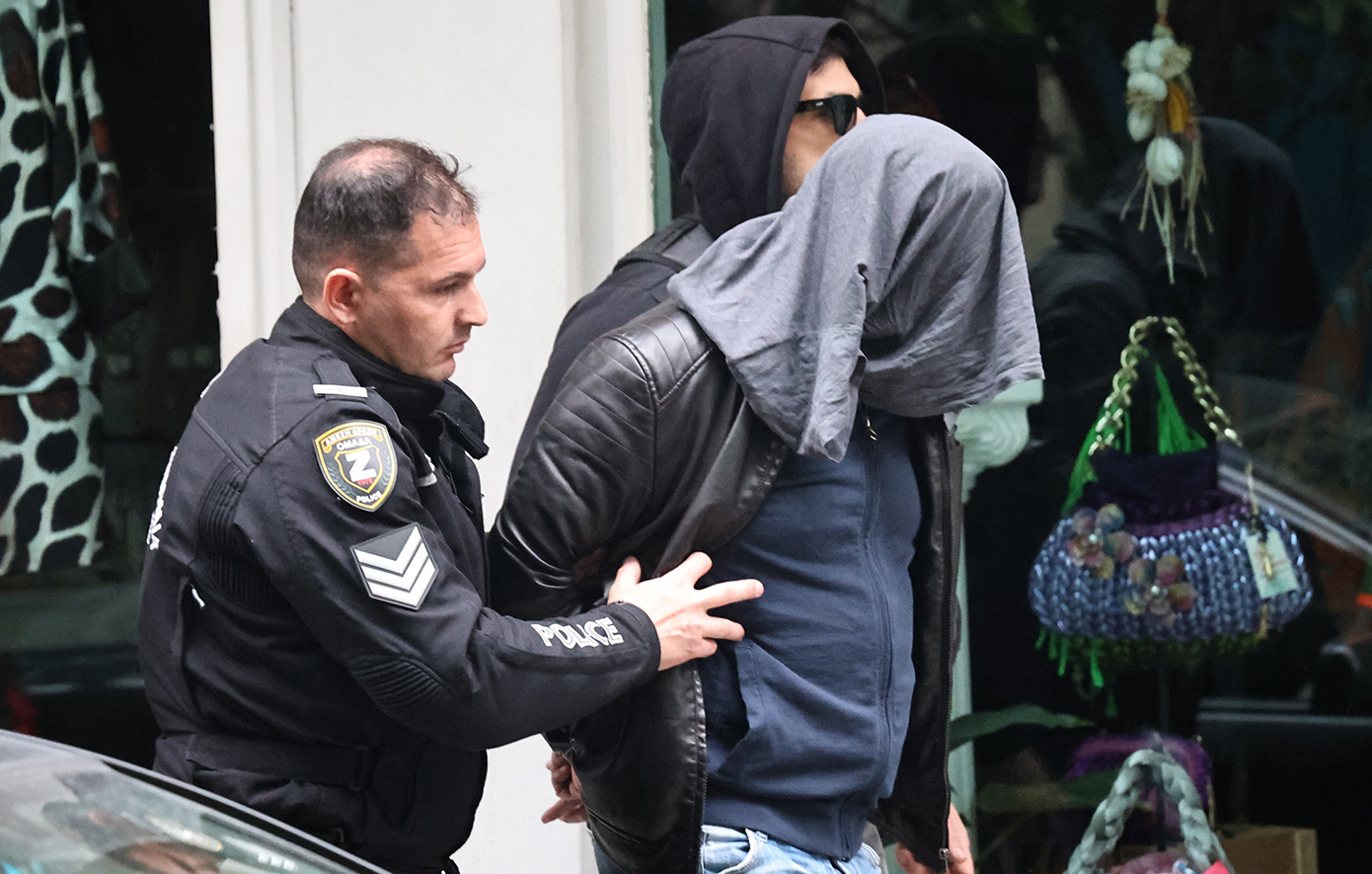 Θρίλερ με νεκρή στο κέντρο της Αθήνας: Με χειροπέδες έβγαλαν άνδρα από την πολυκατοικία οι αστυνομικοί