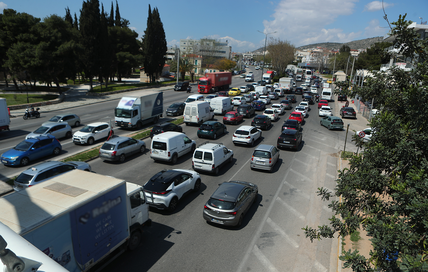 Κίνηση τώρα: Μποτιλιάρισμα και καθυστερήσεις λόγω της εξόδου του Πάσχα σε Κηφισό, Αθηνών-Κορίνθου και Αττική Οδό