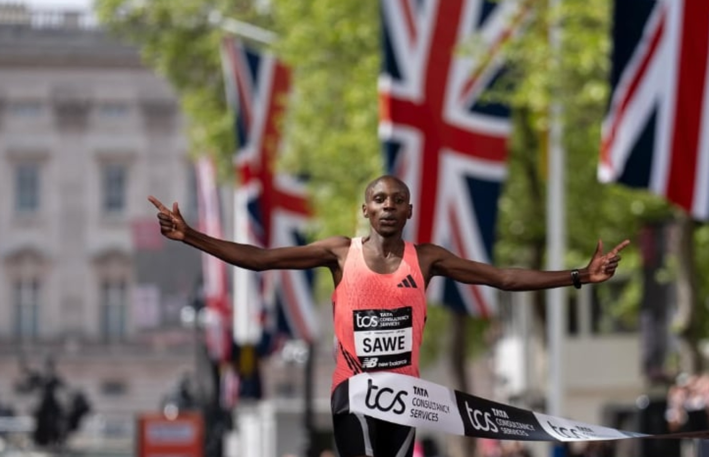 «Τσάι και δύο φέτες ψωμί»: Η απίθανη διατροφή του Σάουε πίσω από το ιστορικό ρεκόρ στον Μαραθώνιο Λονδίνου