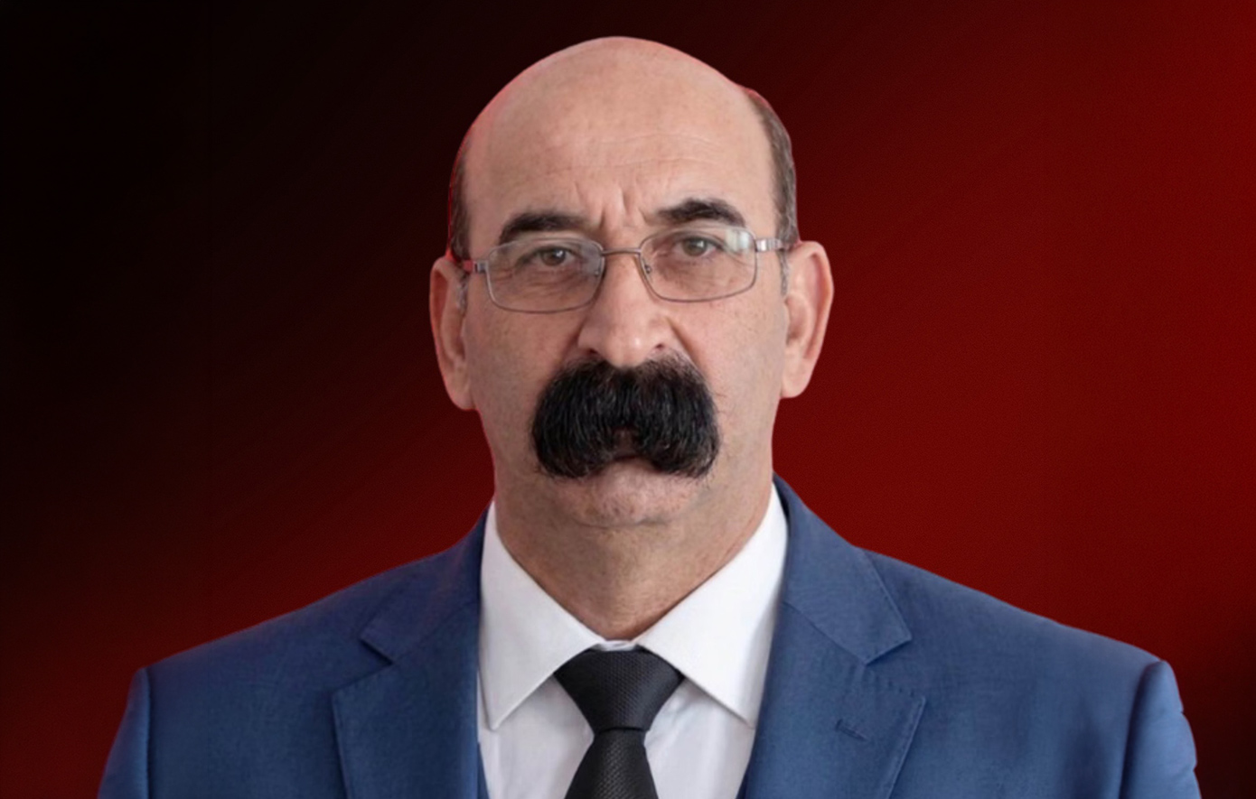 Το μουστάκι «φερετζές» του Τούρκου πολιτικού που κάνει το διαδίκτυο να αναρωτιέται αν μπορεί να φάει κάτω από τόση τρίχα