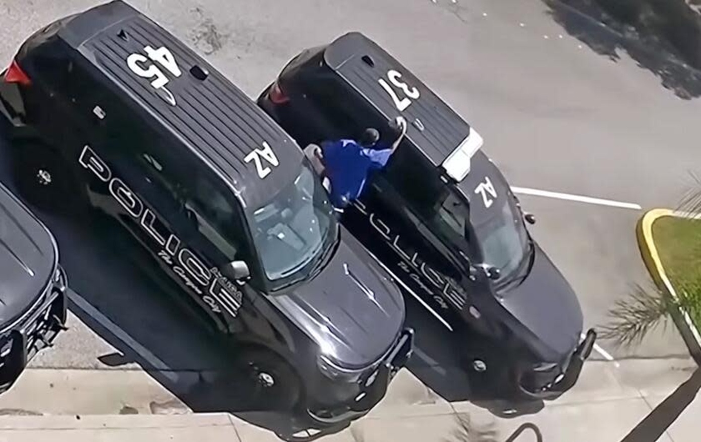 Σοκαριστικό βίντεο από κάμερα σώματος δείχνει τη στιγμή που αστυνομικοί ανακάλυψαν νεκρό άνδρα σε περιπολικό