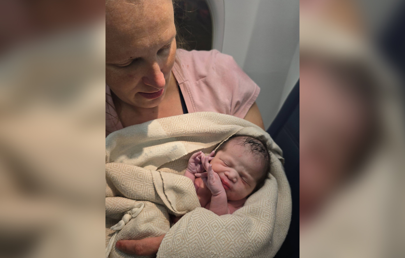 Απίστευτες στιγμές σε πτήση: Γέννησε 30 λεπτά πριν την προσγείωση &#8211; «Η μαμά ήταν ροκ σταρ»