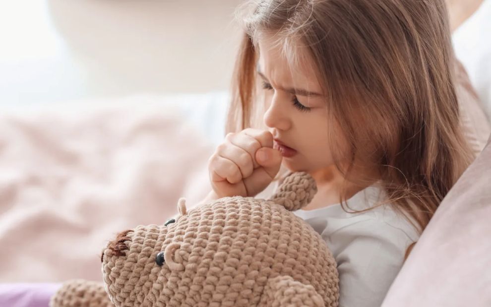 Η ίωση πέρασε, γιατί ο βήχας επιμένει; Η παιδίατρος απαντά