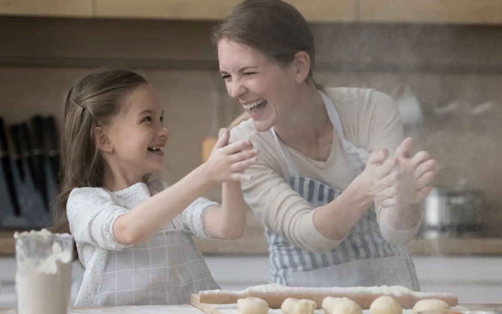Γιατί αξίζει να μπείτε στην κουζίνα και να φτιάξετε πασχαλινά κουλουράκια με τα παιδιά