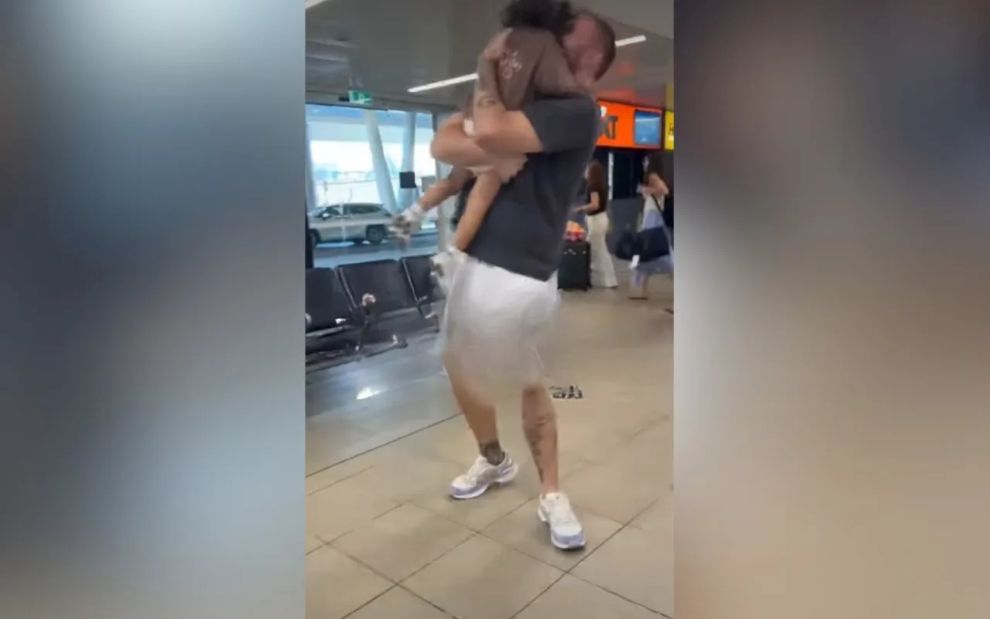 3χρονη τρέχει στην αγκαλιά του θετού μπαμπά της &#8211; Η ιστορία που λύγισε πάνω από 10 εκατ. θεατές