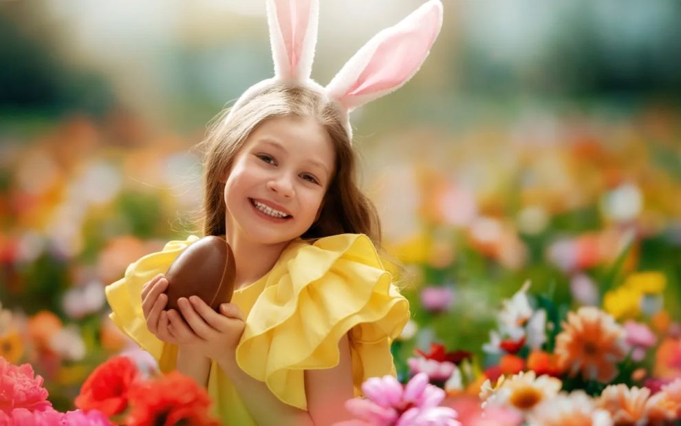 Λαμπάδα, τσουρέκι, σοκολατένιο αυγό: Τι συμβολίζουν τα πασχαλινά δώρα του νονού;