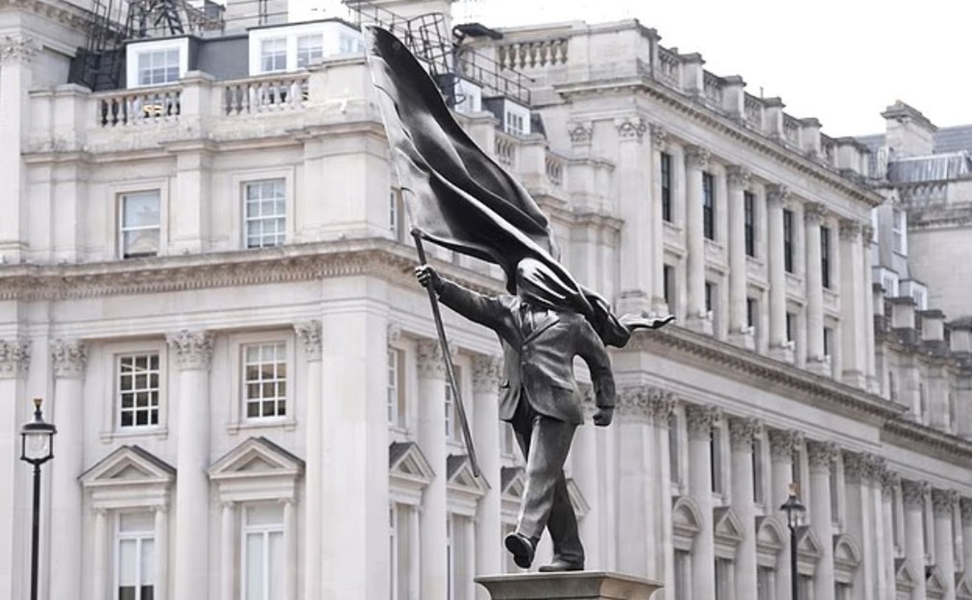 Νέο «χτύπημα» Banksy με άγαλμα κατά του εθνικισμού στην καρδιά του Λονδίνου