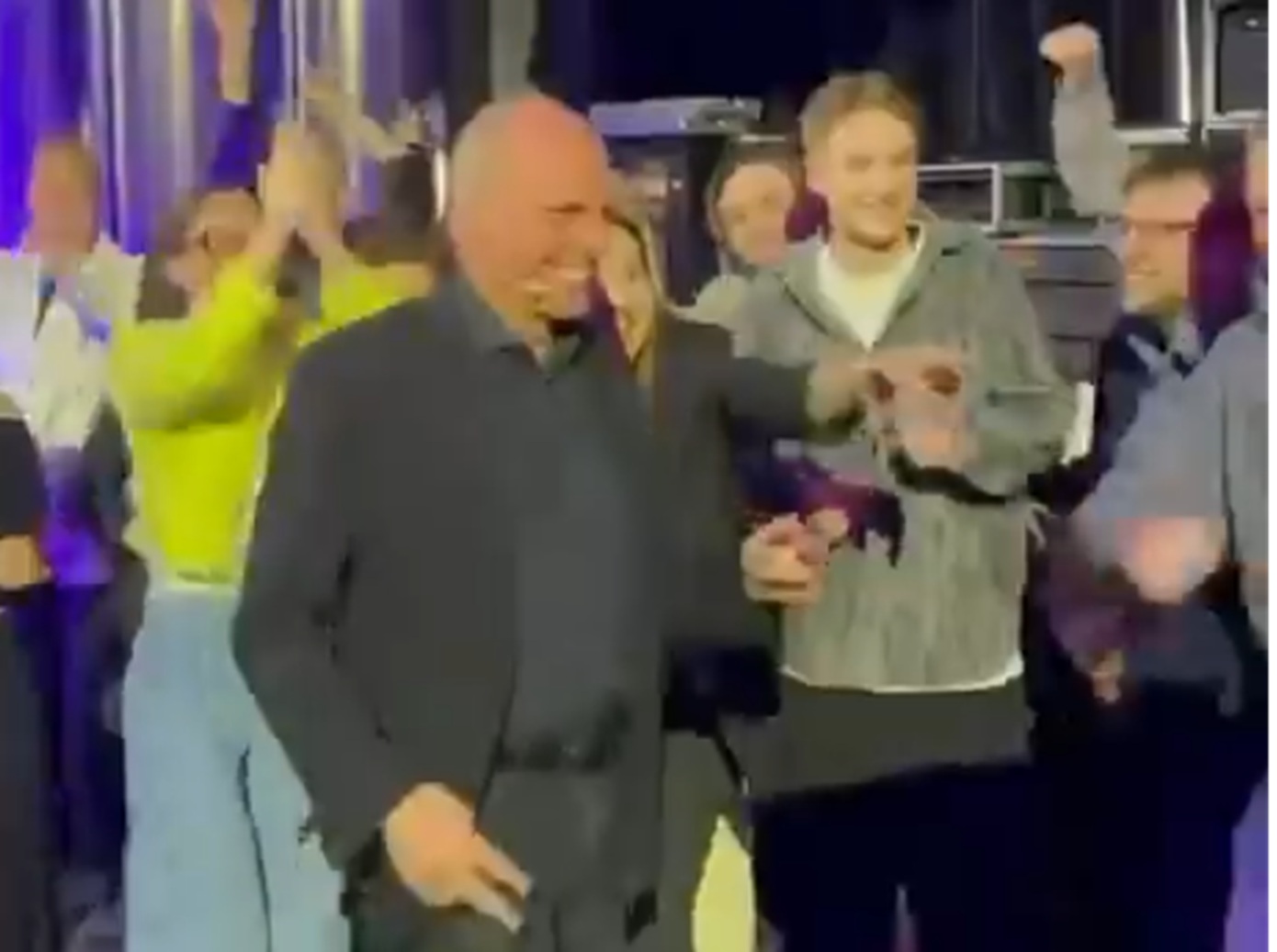 Ο Βαρουφάκης ξεσάλωσε στον χορό σε κλαμπ στην Μόσχα με techno κομμάτι που φέρει το όνομά του