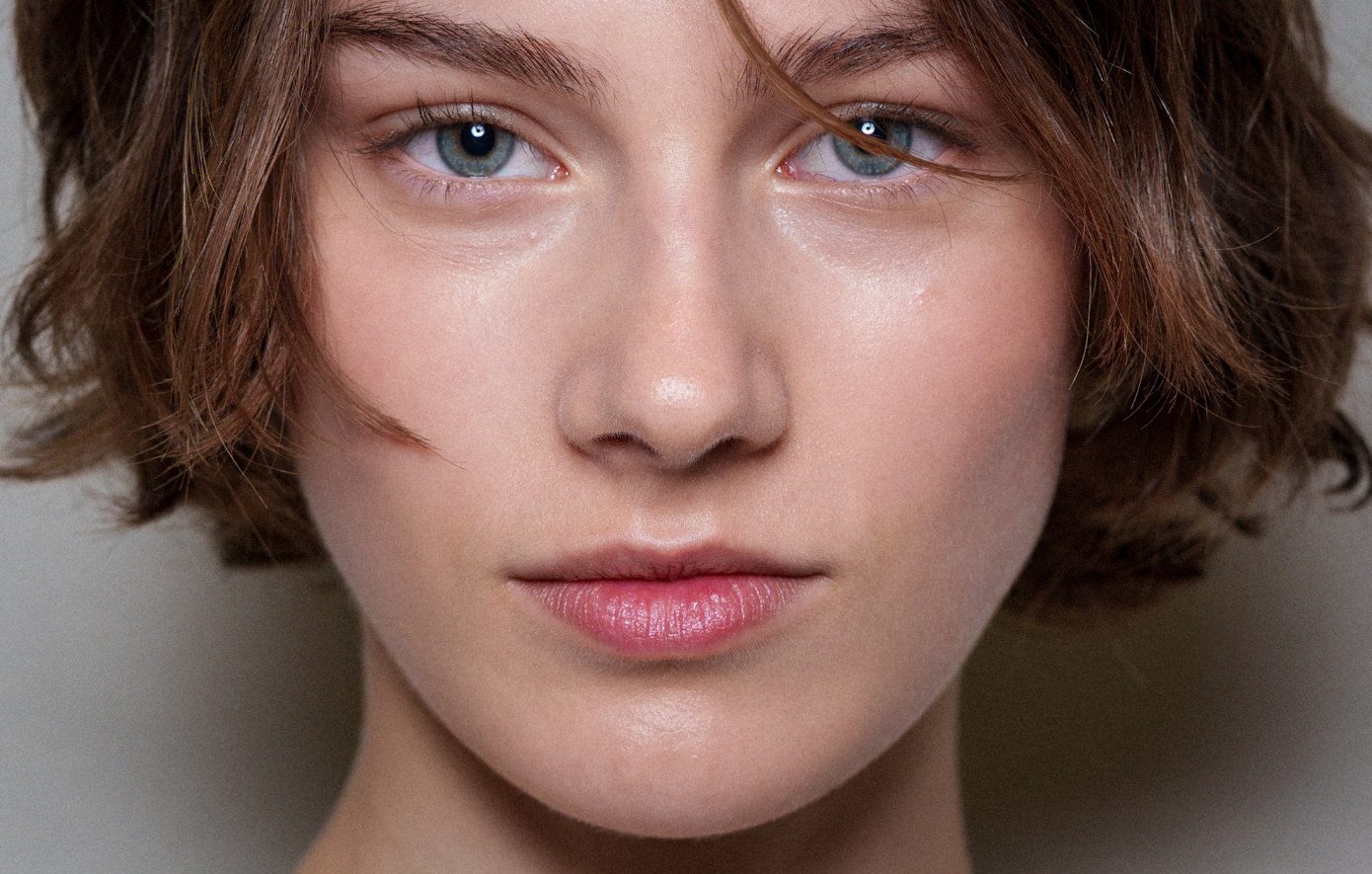 Contouring για έντονες γωνίες προσώπου: Πώς να σμιλεύσετε τα χαρακτηριστικά σας σωστά