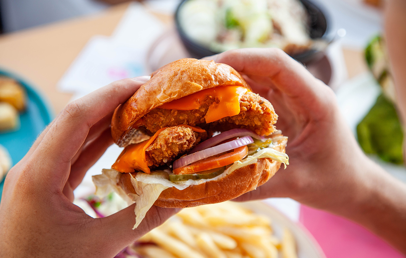 Δεν έχουν ούτε για τσίζμπεργκερ στις ΗΠΑ: Ο πόλεμος στο Ιράν βυθίζει την ψυχολογία της αγοράς σε ιστορικό χαμηλό 70 χρόνων