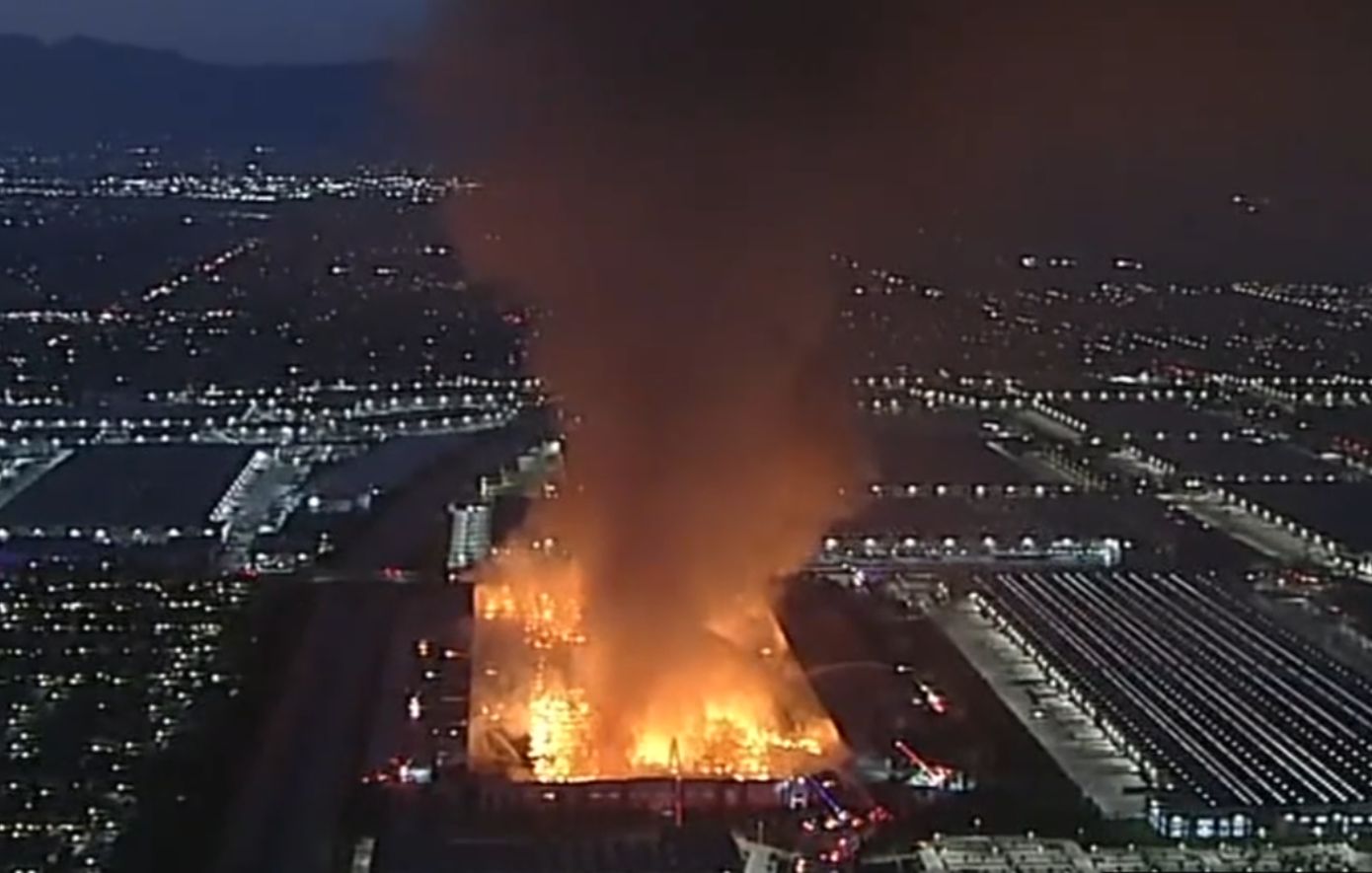 Φωτιά σε αποθήκη χαρτικών: Κίνδυνος για ελλείψεις σε χαρτί υγείας και πάνες μετά την ολοσχερή καταστροφή στην Καλιφόρνια
