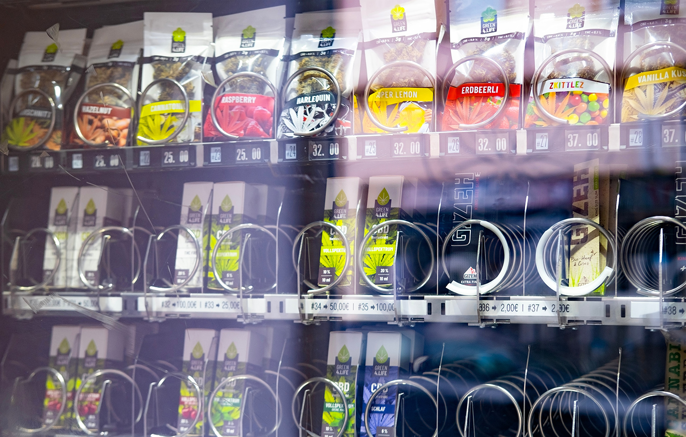 Έρευνα εισαγγελέα στη Θεσσαλονίκη για την κάνναβη στους αυτόματους πωλητές: Είναι νόμιμα τα προϊόντα που αγοράζουν οι νέοι;