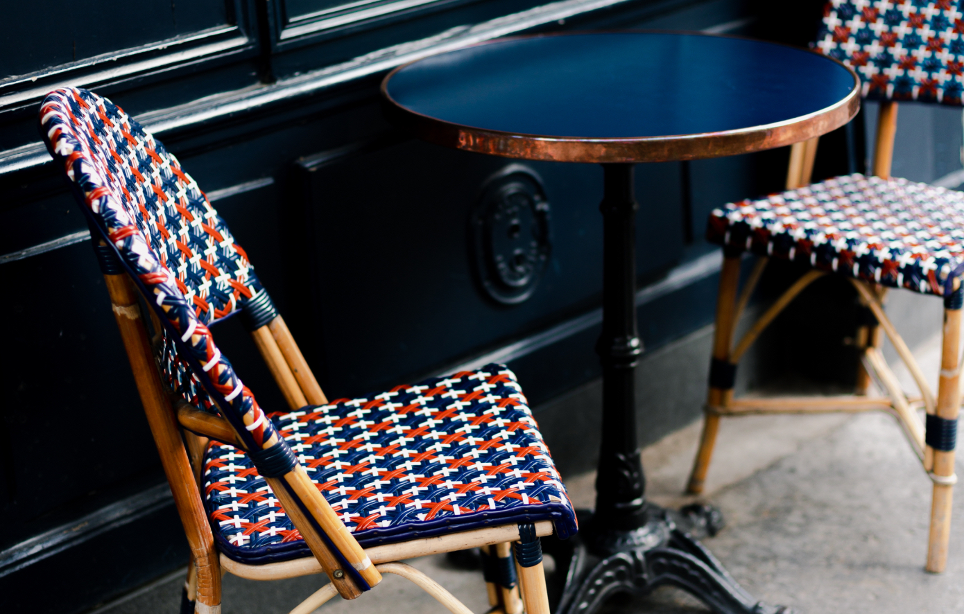 Οι καρέκλες που μεταμορφώνουν τον χώρο σας: Η παριζιάνικη αισθητική που επιστρέφει δυναμικά στο σπίτι