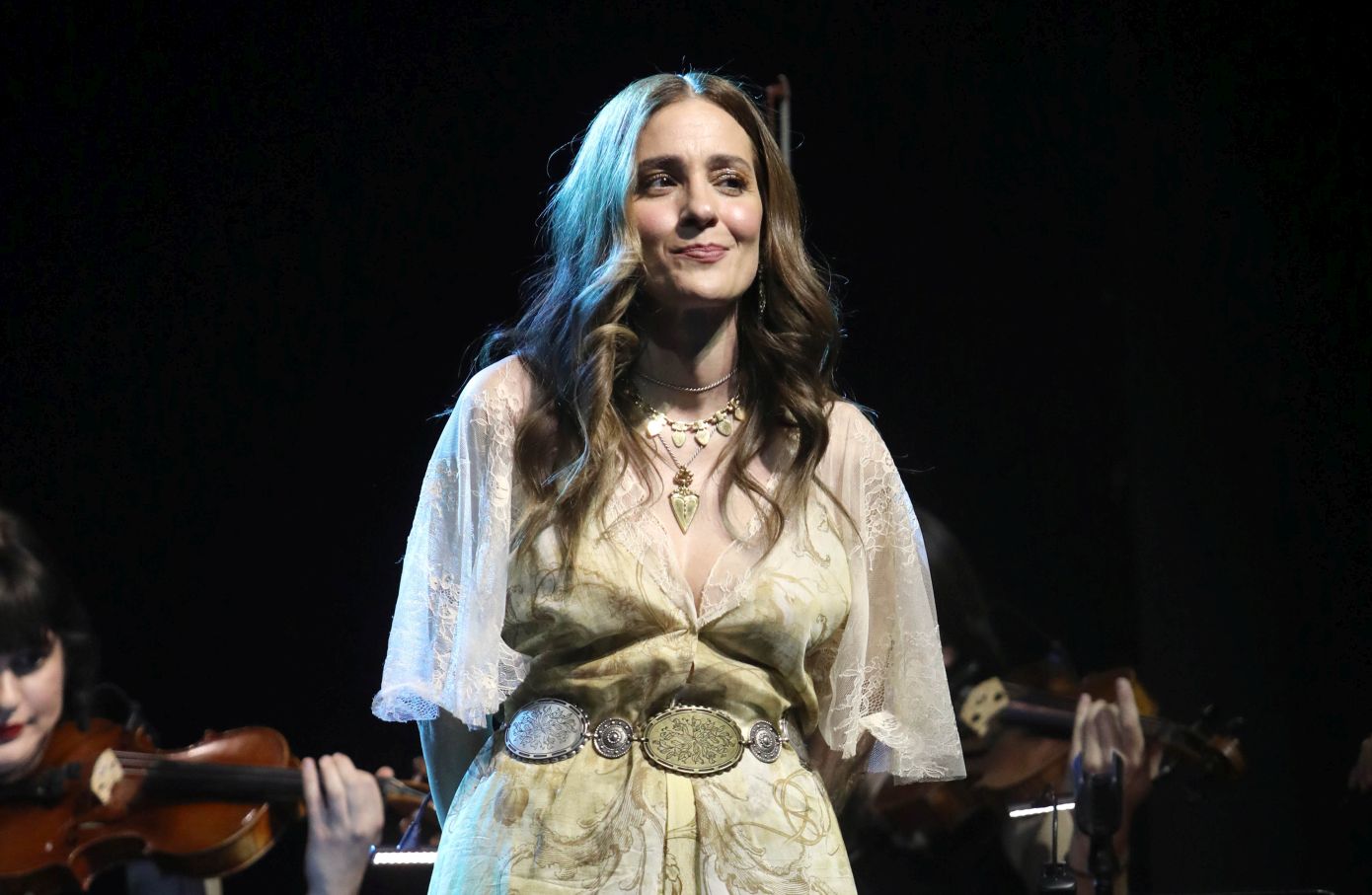 Η Νατάσσα Μποφίλιου έδειξε πως ένα φαινομενικά κλασικό χρώμα στο μανικιούρ μεταμορφώνεται εύκολα σε bohemian chic