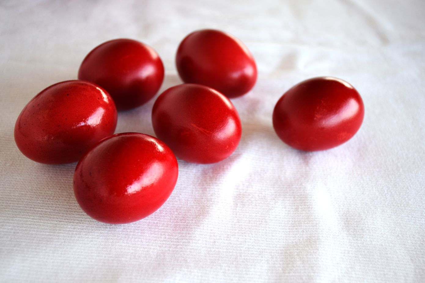 Βάψατε αυγά και λερώσατε όλο τον τόπο; Έτσι θα καθαρίσετε εύκολα τα χέρια σας και τις επιφάνειες