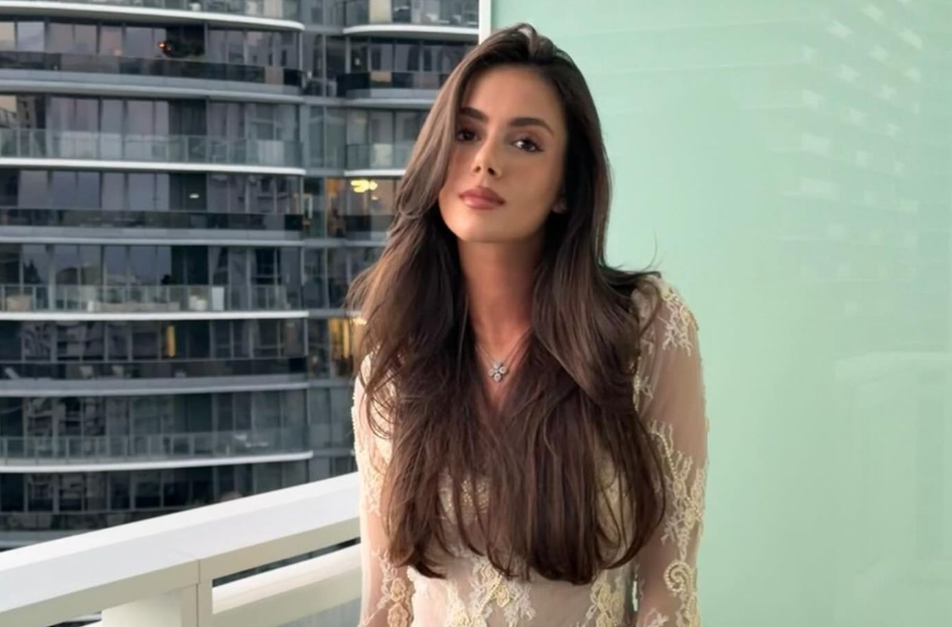 Η δαντέλα επιστρέφει και η Νταίζη Νίκα δείχνει πώς φοριέται σωστά και ενημερωμένα