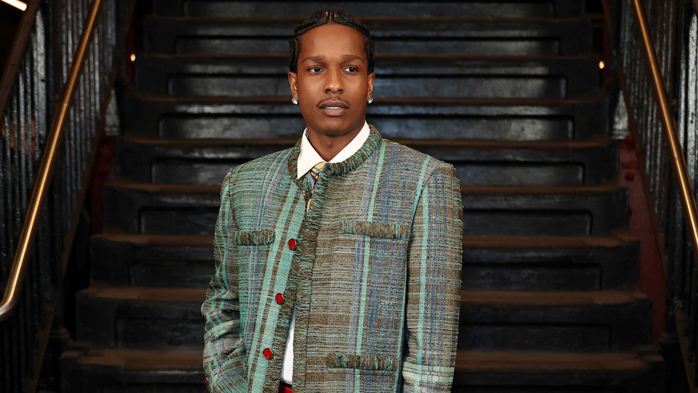 Έχετε 5 λεπτά να μιλήσουμε για την ροζ τσάντα που κρατούσε ο A$AP Rocky στο Chanel fashion show;