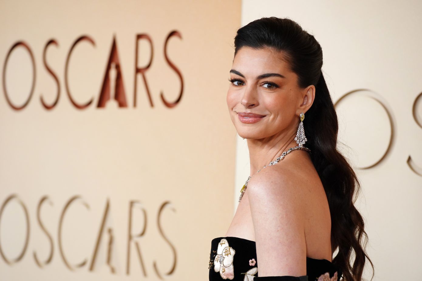 Mπορείτε να φανταστείτε την Anne Hathaway κατάξανθη; Κι όμως έγινε για το ρόλο της Mother Mary