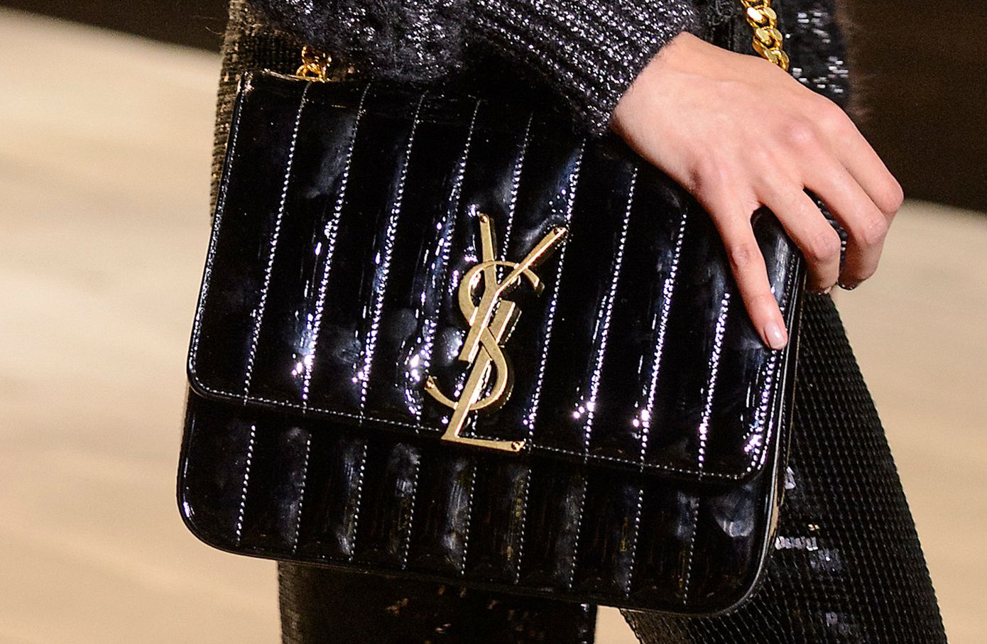 To αξεσουάρ που αλωνίζει στο TikTok είναι η καρφίτσα του YSL και ίσως την έχετε σπίτι σας